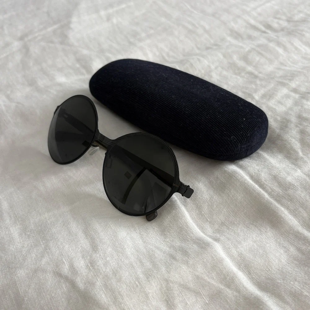 Black Round Women's Titanium Sunglasses